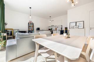BRUXELLES, limite Etterbeek, quartier CEE, magnifique appartement ± 85m² en bon état général dans un immeuble de 2014. Hall d'entrée avec vestiaire et porte blindée, living avec terrasse ± 7m², cuisine USA super équipée, 2 chambres à coucher, salle de bains, salle de douche, buanderie et WC. Cave (-2.20). Local vélos, local poussettes, double vitrage, double flux, porte blindée, thermostat. Actuellement loué 1.350€/mois - Bail 3 ans du 1/11/2025. Charges : ± 100€/mois (communs, syndic, assurance, entretien). Electricité conforme. PEB : B. Mesures données à titre indicatif