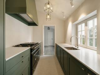 Dit 19e-eeuwse huis, gelegen in een groene omgeving in La Hulpe, in het hart van de gewilde wijk Gaillemarde, werd in 2025 volledig gerenoveerd...