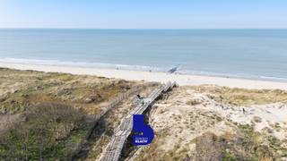 Tussen Oostende en Bredene, waar strand en rust elkaar ontmoeten, vind je dit stijlvol en luxueus afgewerkt penthouse. Het ligt in een...