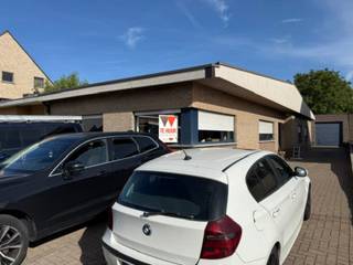 <p><span>Deze aangename halfopen bungalow is rustig gelegen en biedt alle comfort op één niveau. De woning beschikt over een ruime en lichtrijke woonkamer die een aangename leefruimte vormt. Aansluitend bevindt zich de ingerichte keuken, praktisch ingericht en voorzien van de nodige comfort.</span></p>
<p><span>De bungalow beschikt over </span>twee ruime slaapkamers<span>, beide uitgerust met grote ingebouwde kasten, waardoor er heel wat opbergruimte aanwezig is. De badkamer is voorzien van een ligbad en een ruime douchecabine. Daarnaast is er een afzonderlijk toilet.</span></p>
<p><span>Verder beschikt de woning over een handige berging en een aparte wasplaats, wat zorgt voor extra praktisch comfort.<br />Voor optimaal wooncomfort zijn alle ramen voorzien van rolluiken en beschikt de woning bovendien over airconditioning.<br /></span></p>
<p><span>Buiten geniet u van een </span><span>groot terras en een aangename tuin</span><span>, ideaal om in alle rust te ontspannen of gezellig buiten te vertoeven. De woning beschikt bovendien over een </span><span>elektrische garage</span><span>, wat extra comfort en parkeermogelijkheid biedt. Tevens is er plaats om voor de woning te parkeren zonder de lange oprijlaan naar de garage te verhinderen.</span></p>
<p><span>Een ideale woning voor wie op zoek is naar een </span><span>rustige, comfortabele en volledig gelijkvloerse woongelegenheid.<br />Huurprijs : 1200€/maand</span></p>