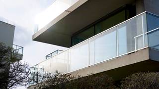 [[ DIT PAND NEEMT DEEL AAN DE ERA OPEN HUIZEN DAG OP 13/6 VAN 14:30 TOT 15:30 ]]
<p><strong>Te koop: modern appartement met open zicht in Sint-André (Oostduinkerke) – Rietveld Projects</strong></p>

<p> </p>

<p>In het charmante Sint-André te Oostduinkerke bevindt zich dit modern appartement van Rietveld Projects in de stijlvolle Residentie Verner Panton (bouwjaar 2013). Met een bewoonbare oppervlakte van 83 m² biedt het een lichtrijke leefruimte die naadloos overgaat in een zonnig terras van 23 m². De volledig ingerichte keuken is uitgerust met kwalitatieve Miele-toestellen en vormt samen met de aanwezige domotica de perfecte combinatie van comfort en hedendaagse luxe. Dit instapklare appartement is ideaal als vaste woonst, tweede verblijf of investering, met bovendien de mogelijkheid tot aankoop van een gesloten garagebox in de residentie.</p>

<p> </p>

<p>Belangrijkste ruimtes:<br />• Lichte living met grote ramen en toegang tot het terras<br />• Moderne keuken met praktische indeling<br />• Twee slaapkamers, ideaal voor gezin of gasten<br />• Badkamer met douche en wastafel<br />• Apart toilet<br />• Terras met vrij zicht</p>

<p> </p>

<p>Troeven:<br />• Gelegen in de felbegeerde regio Sint-André<br />• Energiezuinig dankzij EPC-label B<br />• Vrij zicht vanuit het terras</p>

<p> </p>

<p>Neem vandaag nog contact op met uw ERA-makelaar voor een bezoek.</p>

<p> </p>

<p>JOUW DROOMAPPARTEMENT. ZO GEVONDEN!</p>
