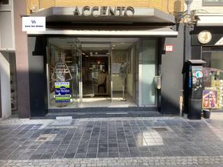 Klassevol winkelpand in Oudenaarde:Ontdek deze unieke kans om een klassevol winkelpand te huren in het hart van Oudenaarde. Met een centrale ligging biedt dit pand een uitstekende zichtbaarheid en toegankelijkheid voor potentiële klanten.Kenmerken:Sanitair en Kitchenette: Het pand is voorzien van moderne sanitaire voorzieningen en een handige kitchenette, waardoor het ideaal is voor diverse commerciële activiteiten.Opslagruimte in Kelder: Profiteer van extra opslagruimte in de kelder, waardoor u voldoende plaats hebt om voorraden op te slaan en uw winkel efficiënt te beheren.Onmiddellijk Beschikbaar: Start uw onderneming zonder vertraging, aangezien het pand onmiddellijk beschikbaar is.Locatie:Gelegen in het levendige Oudenaarde, bevindt het pand zich te midden van winkels, restaurants en andere lokale voorzieningen. De ideale plek om uw bedrijf te laten groeien.Voor meer informatie of om een bezichtiging te regelen, neem gerust contact met ons op. Dit is uw kans om een succesvolle onderneming te beginnen in een aantrekkelijk en goed uitgerust winkelpand.Wacht niet langer en grijp deze unieke kans!