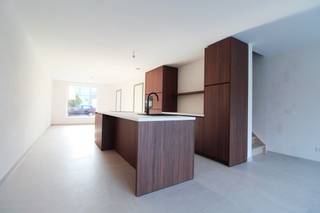 In het centrum van Kortrijk bouwt Hectaar 3 moderne nieuwbouwwoningen. Deze woningen zijn rustig gelegen in een dynamische buurt en bevinden zicht op slechts 5 minuten wandelen van het Blauwe Poortpark. Deze woning beschikt over een aangelegde tuin alsook een zonnig terras op het tweede verdiep met zicht op de Sint-Rochuskerk. Deze woning is instapklaar! 
<ul>
	<li>E-peil 20 - 50% korting op de onroerende voorheffing gedurende 5 jaar! </li>
	<li>6% BTW mogelijk, bespaar maar liefst 47.000  euro! </li>
	<li>Centrum Kortrijk; </li>
	<li>Vloerverwarming op het gelijkvloers; </li>
	<li>4 ruime slaapkamers en extra bureauruimte;  </li>
	<li>Laminaat in de slaapkamers en nachthal reeds inbegrepen; </li>
	<li>Aangelegde zonnige tuin met uitweg; </li>
	<li>Terras op het tweede verdiep; </li>
	<li>Ondergrondse parkeergarage - staanplaats of garage verplicht aan te kopen. </li>
</ul>
Interesse? Contacteer ons gerust voor meer informatie! 