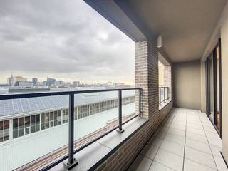 Appartement (68m²)met één slaapkamer en prachtig ruim overdekt terras (12m²) gelegen naast de nieuwe hotspot 'Gare Maritime'. De centrale ligging biedt een vlotte verbinding naar het centrum van de stad (Suzan Daniel brug, Noord station, metro op wandelafstand)Het appartement beschikt over volgende verdeling:- een ruime woonkamer met open keuken uitgerust met; koelkast met vriezer, kookplaat, dampkap, oven en vaatwasmachine en keukenrobot- één lichtrijke slaapkamer met toegang tot het terras en ingebouwde kasten- badkamer met douche en dubbele wastafel- toilet- berging met mogelijkheid tot aansluiten van een wasmachine- inkomhal met ingebouwde kasten- kelder (C07)Extra troeven- ruim overdekt terras- lift aanwezig - vlotte bereikbaarheid met openbaar vervoer (metro/bus)- ventilatie in appartement- afwerking appartement: gordijnen, ingebouwde kasten, lichtarmaturen, kaderhangers, etc...Huurprijs: 1200 EUR/maandLasten: 175 EUR/maand: gemeenschappelijke lasten, verwarming en warm water (provisie)Zelf rekening houden met kosten: elektriciteit en water (individuele tellers)Ben je geïnteresseerd in dit appartement te Brussel? Vraag uw bezoek online aan via www.dewaele.com en wij nemen contact met u op.