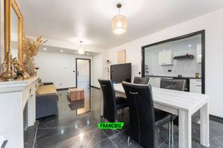 Dit moderne appartement in Oostende, gelegen aan de Distellaan, werd volledig gerenoveerd in 2023 en straalt hedendaagse elegantie uit. Het biedt een prachtig uitzicht op de straat en combineert stijl met comfort.<br /><br />Dankzij een uitstekende EPC-waarde van 169 kWh/m² is het appartement energiezuinig en volledig instapklaar. De renovatie heeft gezorgd voor een afwerking die voldoet aan de nieuwste normen, waaronder een blanco elektriciteitskeuring. De plafonds zijn verlaagd en voorzien van ingebouwde spots, de muren volledig opnieuw gepleisterd, en alle tegels werden vernieuwd.<br /><br />Het appartement beschikt over een ruime en lichte woonkamer, een volledig uitgeruste keuken, een moderne badkamer en twee comfortabele slaapkamers. Bovendien is er een balkon waar u heerlijk kunt genieten van het uitzicht.<br /><br />De ligging is ideaal voor liefhebbers van strand en zee, met een ruim aanbod aan winkels, restaurants en voorzieningen op wandelafstand.<br /><br />Kortom, dit gerenoveerde appartement aan de Belgische kust is een unieke kans voor wie op zoek is naar een stijlvolle en comfortabele woonplek in Oostende.<br /><br />