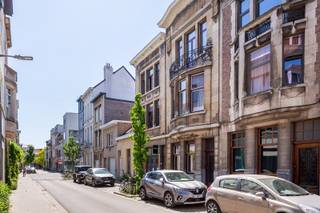 Ontdek dit recent gerenoveerde duplexappartement in het hippe Borgerhout, vlak bij het levendige Moorkensplein met tal van gezellige eet- en drinkadresjes. Gelegen in een charmant, kleinschalig gebouw met slechts drie units. De lichtrijke leefruimte met open keuken biedt een aangename indeling en modern comfort. Boven bevinden zich drie slaapkamers en extra bergruimte. Energiezuinig, centraal gelegen en volledig instapklaar – ideaal voor wie stijlvol wil wonen in een opkomende stadsbuurt!