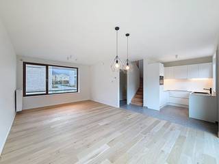 Maison neuve moderne, confortable et économe en énergie à louer au cœur d'Ypres. Cette maison à louer dispose de 3 chambres. <br />Cette maison à louer est en cours de construction le long de la Lange Meersstraat, en plein centre historique d'Ypres.<br /><br />L'architecture de la maison est empreinte de calme. Il tire des éléments typiques de l'environnement, tels que des briques, des fenêtres en bois et des balustrades. Les maisons sont également un exemple classique de construction de haute qualité, économe en énergie et durable. De plus, profitez pleinement de l'espace ouvert et de la tranquillité du site.<br /><br /><br />Cette maison neuve a une surface habitable de 148 m².<br /><br />Disposition :<br />Les maisons sont construites sur 3 étages. Le rez-de-chaussée a été transformé en salon. Des toilettes et un local technique sont également prévus au rez-de-chaussée. Une terrasse spacieuse sera également construite.<br /><br />Premier étage : étage avec 2 chambres et salle de bain. Le premier étage dispose également d'un toit vert spacieux avec terrasse.<br /><br />Au deuxième étage, 2 autres chambres seront fournies, une 2ème salle de bain avec baignoire, un débarras avec branchements pour machine à laver et sèche-linge et une 3ème toilette.<br /><br />Possibilité d'acheter un box de garage souterrain ou une place de parking et un espace de rangement supplémentaire.<br /><br />Dans l'ensemble : <br />- Facilement accessible<br />- Architecture haut de gamme<br />- Tout à proximité<br />- Matériaux durables et intemporels de haute qualité