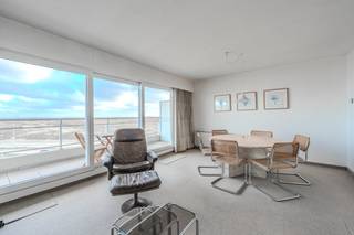 Dit appartement bevindt zich op de derde verdieping van de residentie Long Beach. Het appartement geniet van een ruim terras (9 m²). Het appartement heeft een zeer lichtrijke en aangename leefruimte door de grote raampartijen. De keuken is aansluitend en voorzien van kastruimte. De badkamer heeft een bad met enkele lavabo. De slaapkamer heeft een mooie oppervlakte van 12m². Tevens beschikt dit appartement over een privatieve kelderberging. U bevindt zich op wandelafstand van het casino, winkels en horeca!Indeling:- inkomhall - lichtrijke leefruimte met toegang tot het terras met zeezicht- keuken- slaapkamer - badkamer met enkele lavabo en bad- gastentoilet- ruime privatieve kelderberging.Troeven:- topligging vlakbij aan de Zeedijk en strand- prachtig en open uitzicht richting Oostende- breed terras waar u geniet van een prachtig zicht over zee en de duinen- voldoende parkeergelegenheid in de buurt- nieuwe ramen aan de voorgevel- kelderbergingBent u op zoek naar een aangenaam en lichtrijk éénslaapkamer appartement met terras en prachtig open zicht te koop nabij het centrum van Middelkerke? Aarzel dan niet om uw afspraak vast te leggen!