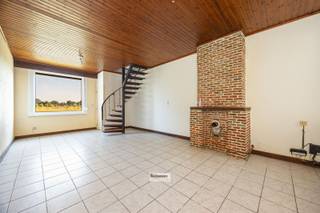 <p><span>Charmante te renoveren woning op een mooi perceel van 384 m². </span></p><p><span> </span></p><p><span>Dit eigendom beschikt over 2 slaapkamers en zuidgerichte tuin.</span></p><p><span> </span></p><p><span>In 2020 werden in de hoofdbouw pvc ramen met hoogrendementsglas geplaatst.</span></p><p><span> </span></p><p><span>Het hoofddak werd in 1997 vernieuwd. </span></p><p><span> </span></p><p><span>Deze woning valt onder de renovatieplicht.</span></p>