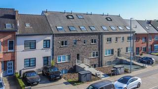 Een ruim (130m²) en perfect onderhouden duplex-appartement in een kleine residentie met oa. 3 slaapkamers, aangenaam terras en zolder, gelegen...