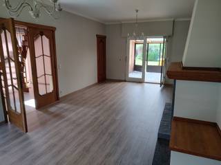 <p>Ruime halfopen INSTAPKLARE gezinswoning met 4 slaapkamers, vrijstaande garage en veranda</p><p>Deze verzorgde halfopen woning aan Anemoonstraat 46 in Geel biedt verrassend veel ruimte: 220m² woonoppervlakte op een perceel van 430 m², 4 slaapkamers, veranda, vrijstaande garage en veel bergruimte.</p><p>Op het gelijkvloers bevinden zich de L-vormige leefruimtes, met mogelijkheid om een aparte bureau- of werkhoek te creëren, en de vernieuwde keuken (2024). De veranda vormt een aangename verbinding met de tuin. Daarnaast is er een ruime berging/wasplaats met plaats voor wasmachine, droogkast, voorraad en extra opslag.</p><p>Op de eerste verdieping bevinden zich 4 slaapkamers en bijkomende bergruimte naast de zoldertrap. De ruime zolderverdieping biedt opnieuw veel mogelijkheden, met een grote berging én potentieel voor een 5de kamer.</p><p>De woning werd de voorbije jaren grondig onderhouden en opgefrist. De CV werd vernieuwd in 2021, evenals de dakisolatie. In 2024 volgden een nieuwe keuken, schilderwerken doorheen de woning, herlakken van deuren, trap en schouwen, nieuwe laminaatvloer in de living en een nieuwe zoldertrap. Ook de elektriciteit werd verder aangepakt, met onder meer aarding doorheen de woning.</p><p>Met EPC C (267 kWh/m²/jaar) beschikt de woning over een degelijke energetische basis. De verschillende dakvlakken bieden bovendien interessante mogelijkheden voor zonnepanelen.</p><p>Buiten geniet je van een tuin, veranda en vrijstaande garage met ruimte voor wagen, fietsen en opslag. De ligging is een extra troef met een uitstekende mobiliteitsscore van 9,2/10.</p><p>Extra opportuniteit: ook de achteraan aangrenzende woning Violetstraat 3 wordt afzonderlijk te koop aangeboden. De tuinen grenzen rechtstreeks aan elkaar en zijn via een poortje verbonden. Ideaal voor bijvoorbeeld twee generaties of familieleden die dicht bij elkaar willen wonen.</p><p>Troeven: 430 m² perceel • 4 slaapkamers + optie 5de kamer • EPC C • keuken 2024 • CV 2021 • geïsoleerd dak • veranda • vrijstaande garage</p>