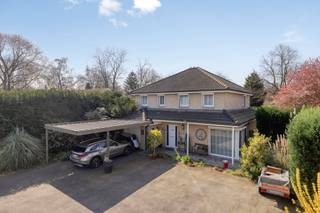 In een rustige en residentiële straat in Evergem bevindt zich deze instapklare gezinswoning uit 2005, gelegen op een royaal perceel van 1.080...