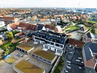 Dit energiezuinig nieuwbouwappartement bevindt zich in de Molenstraat te Wielsbeke.Indeling volgens plan:Binnenkomst in ruime doorlichtte leefruimte met open en uitgeruste keuken die zicht biedt op de twee terrassen. Nachthal met gastentoilet, berging, 2 ruime slaapkamers en badkamer met dubbele lavabo en inloopdouche,Oppervlakte appartement: 102,08 m²Oppervlakte terras voorzijde: 5,38 m²Oppervlakte terras achterzijde: 3,27m²Troeven:-Centrale en rustige ligging-Moderne architectuur-EnergiezuinigTechnisch: -Vloerverwarming met warmtepomp-Zonnepanelen voorzien-E-peil 30 -Ventilatiesysteem DInteresse? Neem vrijblijvend contact op met ons kantoor op het nummer 051/40.40.10 of per mail noortje@vlaemynck.be