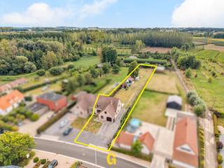 Langs de Romershovenstraat, ter hoogte van nummer 119, bevindt zich deze degelijke halfopen woning met vier slaapkamers, bureel, ruim terras en aansluitende tuin met weids zicht op de achterliggende groene omgeving.<br /><br />Het perceel meet een royale 17a 44ca en grenst achteraan aan uitgestrekte weilanden. Bebouwing is hier uitgesloten, zodat de koper garantie krijgt op rust, zicht en privacy. <br /><br /><br />ROMERSHOVEN<br /><br />Romershoven is een aantrekkelijke landelijke deelgemeente van Bilzen-Hoeselt, waar het aangenaam wonen is in een gemoedelijke dorpse sfeer. Het dorp is door velen geliefd, te merken aan de vele mooie recente woningen en fraai gerenoveerde hoeves die mee het straatbeeld vormen.<br />Ondanks deze landelijke ligging bereikt men het centrum van Hoeselt al na een tweetal kilometer. Hier vindt men alle dagelijkse voorzieningen zoals scholen, winkels, bakkers, de slager en verschillende supermarkten. Ook de oprit van de E313 ligt vlakbij. Na een tiental minuutjes rijden bereikt men het centrum van Bilzen of Diepenbeek.<br /><br /><br />DE WONING<br /><br />Deze mooie woning werd opgericht begin jaren 90 en verder door de huidige eigenaar al opgefrist met onder meer nieuwe vloeren in de leefruimte, vernieuwde keuken en badkamer. Verder werden de voorbereidingen getroffen voor aanleg van het terras, door de koper verder af te werken. <br /><br />Op heden wordt een EPC voorgelegd met een score van 224 kWh/m² p.j. – label C. Voor een aantal efficiënte energetische verbeteringswerken zijn reeds recente offertes beschikbaar, met daarbij concreet zicht op de mogelijke impact op het EPC.<br /><br /><br />INDELING / OMSCHRIJVING<br /><br />GELIJKVLOERS<br />-Inkomhal met rechts een afzonderlijk bureel, handig voor thuiswerk<br />-Gastentoilet<br />-Ruime en lichtrijke leefruimte in L-vorm, met achteraan mooi zicht op de groene omgeving<br />-Comfortabel ingerichte open keuken met centraal eiland en degelijke Bosch-toestellen: oven, combi-oven, koffiemachine, kookplaat met ingebouwde dampkap, vaatwasser en koelkast<br />-Handige bijkeuken<br />-Wasplaats<br />-Inpandige garage<br />1STE VERDIEPING<br />-Nachthal<br />-Vier volwaardige slaapkamers<br />-Mooie badkamer met badkamermeubel, douche, ligbad en toilet<br />-Zolderberging<br />BUITENOMGEVING<br />-Verder af te werken ruim terras met zonneluifel<br />-Heerlijk ruime tuin met tal van mogelijkheden voor verdere aanleg<br />-Achteraan werd een gezellige zitplek rond de vuurkorf ingericht, met prachtig zicht over de achterliggende weilanden. Een fijne plek om in alle rust van de groene omgeving te genieten of gezellig samen te zijn met vrienden en familie.<br /><br />ENKELE TECHNISCHE KENMERKEN<br />-EPC: 224 kWh/m² p.j. – label C<br />-CV op stookolie<br />-Spouwmuurisolatie mogelijk, met reeds beschikbare offerte<br />-Zonnepanelen<br />-Elektrische installatie conform met bijhorend attest<br /><br />Extra informatie:<br />Maatregelen opgenomen in het Maatregelenregister: nee<br /><br />Waterinfo:<br />Perceelscore : B<br />Gebouwscore: A<br /><br />Deze woning kan een bijzonder interessant aanbod zijn voor wie op zoek is naar een degelijk gebouwde woning met vier slaapkamers, een afzonderlijk bureel en veel buitenruimte, die snel bewoonbaar is en tegelijk de vrijheid biedt om verder op te frissen volgens eigen smaak en op eigen tempo. De royale tuin op een perceel van 17a 44ca en het blijvend vrije uitzicht over de achterliggende weilanden maken dit eigendom bijzonder geschikt voor wie bewust op zoek is naar rust, ruimte en een landelijke woonomgeving, met Hoeselt, Bilzen en Diepenbeek vlot bereikbaar.<br /><br />Bekijk zeker ook het filmpje!<br />https://www.instagram.com/p/Dd_rfNoK972/<br />https://www.facebook.com/reel/1837314911043926