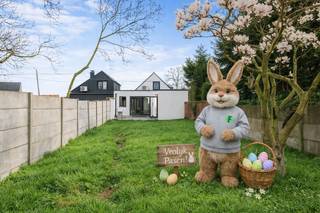 Bent u op zoek naar een instapklare woning waar comfort, ruimte en licht centraal staan? Dan is dit pand absoluut een bezoek waard!<br /><br />Bij het betreden van de woning wordt u meteen verwelkomd door een praktische inpandige garage en een doordachte indeling. De open keuken sluit naadloos aan op de lichtrijke leefruimte, waar grote raampartijen zorgen voor een aangename, warme sfeer en een mooi zicht op de tuin.<br /><br />Op het gelijkvloers bevindt zich bovendien een extra kamer die momenteel is ingericht als dressing, met aansluitend een stijlvolle ensuite badkamer. Een apart gastentoilet zorgt voor extra comfort.<br /><br />Op de bovenverdieping vindt u twee volwaardige slaapkamers en een tweede badkamer, ideaal voor een gezin of om gasten in alle privacy te ontvangen.<br /><br />Buiten geniet u van een aangelegd terras waar het heerlijk vertoeven is tijdens zonnige dagen, en een ruime tuin die tal van mogelijkheden biedt voor ontspanning, spel of tuinliefhebbers.<br /><br />Deze prijs is een richtprijs. Elk prijsvoorstel hoger of gelijk aan deze richtprijs wordt voorgelegd aan de verkoper(s) die dit al dan niet kan accepteren. <br /><br />