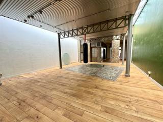 Karaktervolle handelsruimte met diverse mogelijkheden in hartje Maaseik Gelegen in een prachtig gerenoveerd herenhuis op de Bosstraat, bevindt zich...