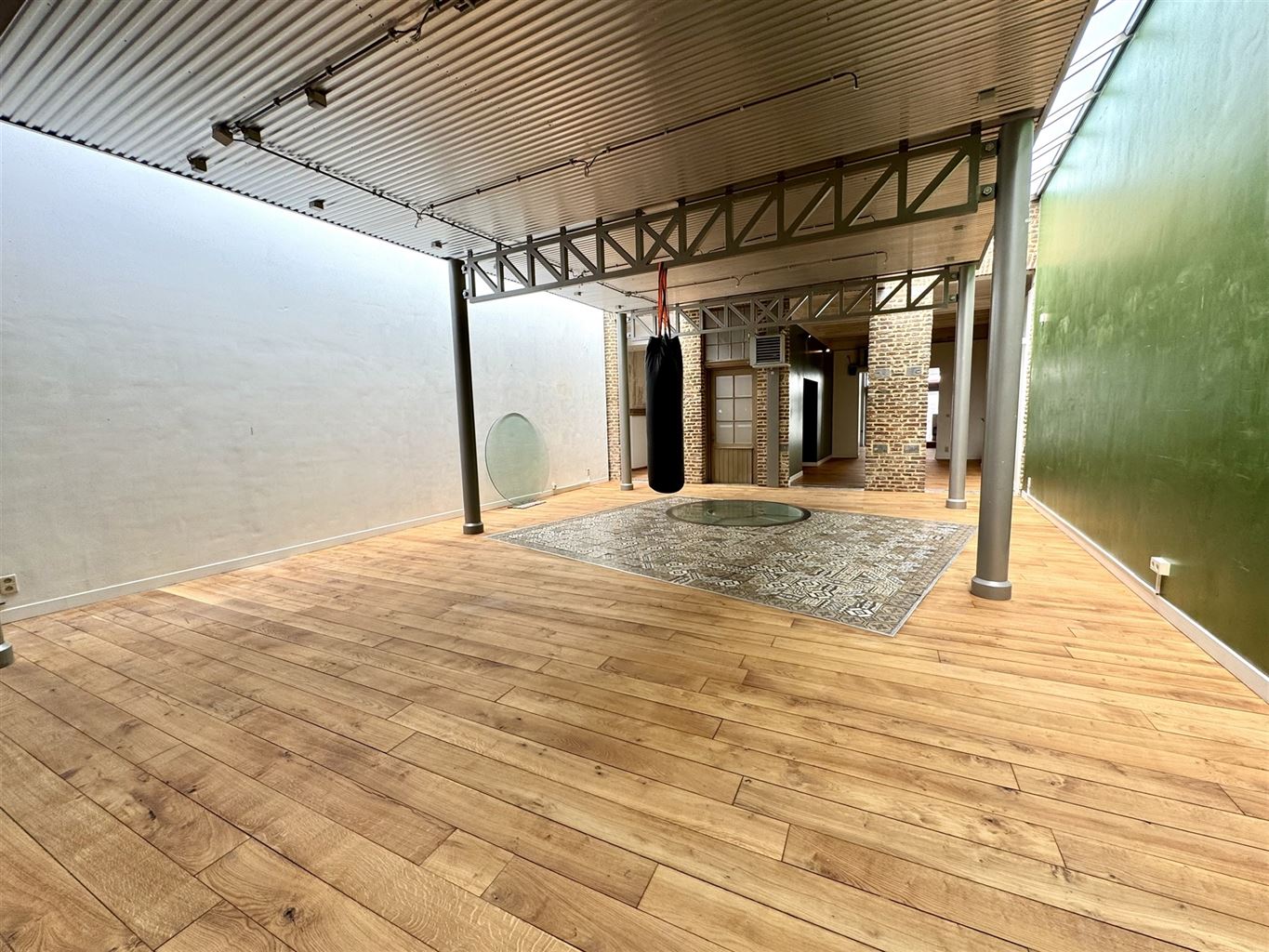 Karaktervolle handelsruimte met diverse mogelijkheden in hartje Maaseik - foto 1