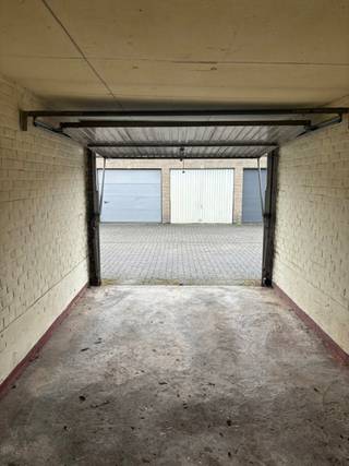 <p><strong><span>TE HUUR – GARAGEBOX IN GARAGECOMPLEX TE EDEGEM</span></strong></p>
<p><span>Praktische en goed gelegen garagebox te huur aan </span><strong><span>Klaverenaard in Edegem</span></strong><span>, gelegen in een </span><strong><span> garagecomplex</span></strong><span>.</span></p>
<p><span>De garagebox beschikt over een breedte van ca. </span><strong><span>2,65 m</span></strong><span> en een diepte van ca. </span><strong><span>2,85 m</span></strong><span>, ideaal voor het veilig stallen van een wagen, motor, fietsen of als extra bergruimte.</span></p>
<p><strong><span>Troeven:</span></strong></p>
<ul>
<li><span>Gelegen in een afgesloten garagecomplex</span></li>
<li><span>Afmetingen: ca. </span><strong><span>2,65 m breed x 2,85 m diep</span></strong></li>
<li><span>Verlicht en verzorgd buitenplein</span></li>
<li><span>Veilige en discrete omgeving</span></li>
<li><span>Ideaal als parkeer- of opslagruimte</span></li>
<li><span>Geen elektriciteit in de garagebox</span></li>
</ul>
<p><strong><span>Ligging:</span></strong><span> Klaverenaard, Edegem</span></p>
<p><span>Een praktische oplossing voor wie op zoek is naar een </span><strong><span>veilige en afgesloten garagebox</span></strong><span> in Edegem.</span></p>