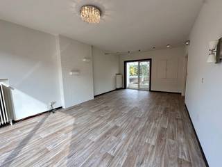 <p><span>Cet agréable appartement d'une chambre, situé au deuxième étage, se trouve à proximité du centre de Zaventem. Il dispose d'une petite terrasse, d'une chambre, d'une salle de bains récemment rénovée et d'une cave.</span></p><p><span>L'appartement bénéficie d'un agencement pratique et offre un cadre de vie confortable.</span></p><p><span>Les charges communes comprennent une provision pour la consommation d'eau privative et le chauffage.</span></p><p><span>Vous souhaitez visiter l'appartement ? Veuillez d'abord nous envoyer la fiche d'information dûment remplie. Vous la trouverez dans la rubrique « Documents » de notre site web.</span></p><p><span>Découvrez également l'ensemble de notre offre sur www.app.be.</span></p><p><span> </span></p><p><span><br /> <br /> </span></p>
