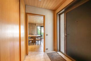 <p><span><strong>KIJKDAG ZA 31/10 | KARAKTERVOLLE VRIJSTAANDE WONING MET TOPLIGGING OP 635M²</strong></span><br /><span>Deze vrijstaande villa biedt een centrale, doch rustige ligging in de Willem Pantinlaan te Tielt. </span><br /><span>Op 635m² geniet men van een prachtige zuidwestgeoriënteerde tuin alsook van een mooie voortuin met ruime oprit. </span><br /><span>Deze eigendom werd kloek gebouwd met een bewoonbare oppervlakte van maar liefst 288 m², zo geniet de woning, 7 slaapkamers, 2 badkamers en een dubbele inpandige garage. Kijkdag op afspraak, zaterdag 31 oktober, mail of bel om jouw afspraak vast te leggen. </span></p><p><span><strong>INDELING: </strong></span><br /><span>We komen binnen in de inkomhal met vestiaire en afzonderlijk toilet. Vanuit de inkom is er toegang naar het eerste leefgedeelte en de inpandige garage. </span><br /><span>Dit eerste leefgedeelte is optimaal voor iemand die nood heeft aan een afzonderlijke praktijkruimte voor zelfstandige activiteit of vrij beroep. Deze ruimte biedt dan weer toegang tot de eerste slaapkamer of bureauruimte. Gezien de valse wand kan dit ook opengemaakt worden tot 1 grote praktijk- of bureauruimte.</span><br /><span>Aansluitend bevindt zich achteraan de leefruimte met ruime zithoek. De leefruimte geniet vele raampartijen die voor veel natuurlijk licht alsook voor een mooi zicht op de tuin zorgen. De gezellige houtcassette zorgt dan weer voor extra warmte en gezelligheid in de winter. De keuken is momenteel afgesloten maar kan volledig opengemaakt worden gezien hier ook een valse wand is voorzien. De keuken is voorzien van kookplaat, dampkap, oven, spoelbak en vaatwasmachine met ruime zithoek. Aansluitend bevindt zich de koele berging en wasplaats voorzien van douchekamer met lavabo. Tot slot is er nog een extra tuinberging voorzien om fietsen binnen te plaatsen. Zowel wasplaats als fietsenberging hebben toegang via een achterdeur. Op het verdiep is er een nachthal met toegang tot 6 slaapkamers, een afzonderlijk toilet en de badkamer met ligbad en dubbele lavabo.</span><br /><span>4 van de 6 slaapkamers zijn voorzien van een valse wand waardoor slaapkamers gemakkelijk met inloopdressing kunnen worden voorzien. </span><br /><span>De zolder is toegankelijk via zolderluik en zorgt voor extra bergruimte.</span><br /><span>Buiten kan men genieten van een mooie zuidwest georiënteerde tuin met aangelegd terras. Ideaal om volledig tot rust te komen. </span><br /><span>Door de lange oprit, inpandige garage en naastliggende staanplaatsen is er meer dan voldoende parkeergelegenheid. </span><br /><span>Tot slot is er ook een afzonderlijk tuinhuis voorzien.</span></p><p><span><strong>TROEVEN: </strong></span><br /><span>- TOPLIGGING</span><br /><span>- 7 SLAAPKAMERS</span><br /><span>- GARAGE + LANGE OPRIJLAAN</span><br /><span>- GEEN RENOVATIEPLICHT - D LABEL</span><br /><span>- ZUIDWESTTUIN</span></p>
