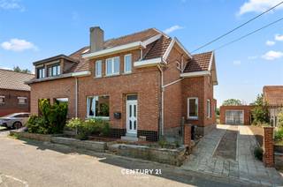 <h3><strong>Karaktervolle halfopen bebouwing op toplocatie in het gegeerde Linden</strong></h3><p>In de geliefde Zoutrootjesstraat, een rustige en groene woonstraat in Linden (Lubbeek), bevindt zich deze karaktervolle halfopen bebouwing op een mooi perceel van <strong>7a 75ca</strong>. De woning geniet van een uitstekende ligging in een residentiële omgeving, vlak bij Kessel-Lo en op wandel- en fietsafstand van tal van voorzieningen. U woont hier vlak bij de plaatselijke handelszaken, horeca, scholen, jeugdverenigingen en sportfaciliteiten. Bovendien bevinden zich prachtige wandel-, fiets- en mountainbikeroutes in de omliggende velden en bossen. Ook qua bereikbaarheid scoort deze woning uitstekend. De Diestsesteenweg (N2) bevindt zich vlakbij, de autosnelweg bereikt u op ongeveer <strong>3 kilometer</strong>, en het <strong>station van Leuven</strong> ligt op slechts <strong>5 kilometer</strong>, vlot bereikbaar met de fiets, bus of wagen.</p><p>Deze charmante woning biedt vandaag een solide basis, maar vraagt een <strong>grondige renovatie</strong>, waardoor u de unieke kans krijgt om ze volledig naar eigen smaak en hedendaagse normen te transformeren.</p><p>Op het <strong>gelijkvloers</strong> betreedt u de woning via de inkomhal, die toegang geeft tot een <strong>lichtrijke leefruimte</strong> met aansluitende eetplaats en keuken. Op de <strong>eerste verdieping</strong> bevinden zich <strong>drie slaapkamers</strong>. Daarnaast biedt de <strong>zolderverdieping</strong> interessante uitbreidingsmogelijkheden voor extra kamers of een hobbyruimte.</p><p>De woning beschikt tevens over een <strong>ruime kelder</strong> met een recente gascondensatieketel, een <strong>vrijstaande garage</strong>, parkeergelegenheid op de oprit en een <strong>diepe tuin met gunstige zuidwestoriëntatie</strong>, waar u de hele dag van zon en rust kunt genieten.</p><p><span><strong>Een unieke opportuniteit voor wie op zoek is naar een woning met karakter, een ruim perceel en een uitzonderlijke ligging in één van de meest gegeerde woonomgevingen rond Leuven. Bel of mail Robin op 0487 37 48 84 of robin@connect-immo.be.</strong></span></p><p><span>EPC: 559 kWh/m² - UC:3522926 - label F</span><br /><span>Wg-Gdv-Gvkr-Gvv</span></p>