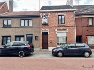 <p><span>Te renoveren woning in centrum Hamme.</span></p><p><span>Deze woning beschikt over twee ruime slaapkamers en een badkamer. De leefruimte omvat een zit- en eetgedeelte.<br />De praktische keuken biedt voldoende ruimte voor een ontbijthoekje. <br />Het terras aan de achterkant van het huis is een perfecte plek om te genieten van de buitenlucht.</span></p><p><span>De ligging is centraal, met tal van voorzieningen in de nabijheid en goede verbindingen met het openbaar vervoer. <br /><br /></span></p><p><span>Op zoek naar een compacte woning om te renoveren naar jouw wensen?</span></p><p><span> </span></p><p><span>Maak dan zeker een afspraak en plan een bezoek in!</span></p><p><span> </span></p><p><span> </span></p><p><span> </span></p>