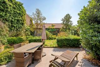 Te koop: Ruime woning met 4 slaapkamers in OordegemOp zoek naar een ruime woning te koop in Oordegem, Lede? Deze aangename gezinswoning combineert veel woonruimte met een centrale ligging, een zuidgerichte tuin en een prachtig bijgebouw.De woning beschikt over 4 grote en volwaardige slaapkamers en 2 badkamers, waardoor ze bijzonder geschikt is voor gezinnen die op zoek zijn naar ruimte en comfort. Buiten vormt de zuidgerichte tuin een belangrijke troef. Hier geniet u optimaal van de zon en van een aangename buitenruimte. Daarnaast beschikt de woning over een mooi en ruim bijgebouw, dat verschillende mogelijkheden biedt, bijvoorbeeld als hobbyruimte, thuiskantoor, atelier, praktijkruimte of extra bergruimte.Belangrijkste troeven- 4 ruime en volwaardige slaapkamers- 2 badkamers- Zuidgerichte tuin- Mooi en veelzijdig bijgebouw- Centrale ligging tussen Gent en Brussel- Ruime gezinswoning met veel mogelijkhedenEen interessante woning voor wie ruimte, een zuidgerichte tuin en een centrale ligging in Oordegem wil combineren.Te koop via Immo Beguin, jouw vastgoedexpert sinds 2009, met kantoren in Ronse, Waregem, Kortrijk, Deinze, Doornik, Lessines, Moeskroen en Nieuwpoort.Wenst u een bezoek of meer informatie? Contacteer luna@immobeguin.be