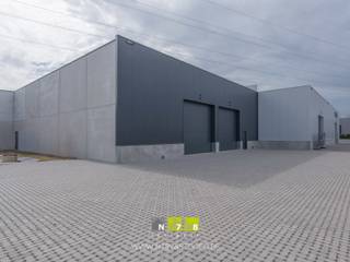 <p><strong>UNIT 9 VAN 493M² + 2990² KANTOREN OP INDUSTRIETERREIN JAGERSBORG TE MAASEIK.<br /><br />KENMERKEN<br /></strong>De units en kantoren worden in een CASCO-staat opgeleverd, waarbij de basis branddetectie reeds in de prijs begrepen is.<br />- oppervlakte unit: 299m²<br />- kantoorruimte verdieping: 299m²<br />- 2 sectionaalpoorten (4.00m breed x 4.20m hoog)<br />- gevelbekleding: geïsoleerde sandwichpanelen <br />- lichtstraat met RWA<br /><br /><strong>ALGEMEEN</strong><br />Aan de voornaamste toegangsweg naar het Industrieterrein Jagersborg, zijn deze nieuwe bedrijfsunits opgericht. Zowel de N73 als de N78 zijn vlot bereikbaar en de A2 autosnelweg bevindt zich op 9 km. Deze nieuwe site voorziet 9 KMO-units met verschillende afmetingen. Extra troef: 2 units beschikken over aparte kantoorruimtes. Het plan voorziet bovendien voldoende parkeerplaatsen, in totaal 39 stuks. Aan elke unit zijn persoonlijke parkeerplaatsen toegekend.<br /><br />Bekijkt u deze advertentie via een aanverwante vastgoedsite, surf dan zeker naar onze website <strong>www.N78vastgoed.be</strong> voor een uitgebreide beschrijving en foto's. Meer info: <strong>+32 (0)89 86 18 88 </strong>of <strong>info@N78vastgoed.be.</strong></p>