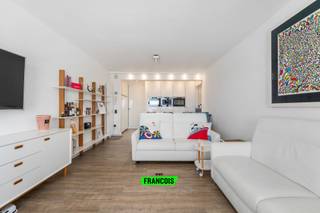 Op de achtste verdieping van een verzorgde residentie, op wandelafstand van zowel het strand als het stadscentrum, bevindt zich deze volledig gerenoveerde studio met prachtig frontaal zeezicht. De ligging combineert rust en bereikbaarheid, met winkels, horeca en openbaar vervoer in de nabije omgeving.<br /><br />Bij binnenkomst komt u in de inkomhal die toegang biedt tot de lichtrijke leefruimte. Dankzij de grote raampartijen geniet de studio van een overvloed aan natuurlijk licht en een adembenemend zicht op zee.<br /><br />De open keuken is volledig ingericht met kwalitatieve toestellen en een strak werkblad, en sluit naadloos aan op de leefruimte. Verder beschikt de studio over een afzonderlijk Japans toilet en een moderne badkamer met inloopdouche en wastafel.<br /><br />De studio werd in 2023 volledig gerenoveerd met oog voor comfort en afwerking. Ook de residentie onderging belangrijke vernieuwingen: alle waterleidingen werden vernieuwd, het dak werd twee jaar geleden volledig geïsoleerd en de gevel werd recent behandeld. Dit resulteert in een gunstig EPC-label B.<br /><br />Extra troef: er is de mogelijkheid tot het aankopen van een gesloten garagebox, wat zorgt voor extra comfort en gemak.<br /><br />Deze studio is ideaal als tweede verblijf, vaste woonst of investering aan zee.<br /><br />