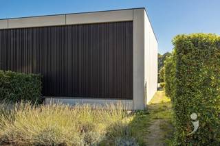 <p><span>In Keerbergen bevindt zich deze bijzonder moderne en energiezuinige architectenwoning, volledig gerealiseerd in betonbouw en ontworpen met een sterke focus op architectuur, licht en ruimte. De strakke vormgeving, grote glaspartijen en doordachte indeling zorgen voor een woning met een uitgesproken hedendaags karakter, waarbij binnen- en buitenruimte mooi in elkaar overvloeien.</span></p><p><span>Via de moderne en minimalistische inkomhal komt u in de ruime leefruimtes. De open keuken vormt samen met de eetruimte één mooi geheel en is volledig uitgerust met kwalitatieve toestellen. Dankzij de grote glaspartijen over de volledige achtergevel geniet u vanuit de leefruimtes van een prachtig zicht op de aangelegde zuidgerichte tuin, het zwembad en de achterliggende weides.</span></p><p><span>Aansluitend bevindt zich de strak vormgegeven zithoek, waar de open indeling en grote glaspartijen voor een bijzonder ruimtelijk gevoel zorgen. Doorheen de woning werden reeds de nodige kabels en ventilatiebuizen voorzien om deze netjes in toekomstige maatkasten te integreren. Zo kan elke ruimte volledig naar eigen smaak verder worden ingericht en kunnen de technieken mooi en discreet in het maatwerk worden weggewerkt.</span></p><p><span>De slaapkamers bevinden zich in de woonkelder, een bijzonder aangename verdieping die dankzij de natuurlijke koelte ideaal is als slaapverdieping, zeker tijdens de warme zomermaanden. Er zijn twee ruime slaapkamers, elk met een ensuite badkamer. Dankzij de slim ontworpen lichtputten beschikken beide kamers bovendien over aangenaam natuurlijk daglicht. Bij de tweede slaapkamer zijn alle voorzieningen reeds aanwezig om ook hier een badkamer te realiseren. Verder beschikt deze verdieping over een praktische berging die eveneens als dressing kan worden ingericht, een tweede toilet en een technische ruimte.</span></p><p><span>Ook buiten is het plaatje compleet. De volledig aangelegde, zuidgerichte tuin vormt samen met het verwarmde zwembad een bijzonder aangename plek om te ontspannen en volop van het buitenleven te genieten.</span></p><p><span>Bijkomende troeven van de woning:</span></p><ul><li><span>Volledige audio-installatie, zowel binnen als buiten</span></li><li><span>Volledig uitgerust met domotica (Loxone)</span></li><li><span>Screens</span></li><li><span>Zonnepanelen</span></li><li><span>Lucht-waterwarmtepomp met actieve koeling</span></li><li><span>Alarminstallatie</span></li><li><span>Deltalight-verlichting</span></li><li><span>EPC A+</span></li><li><span>Volledig uitgerust zwembad</span></li></ul><p><span> </span></p><p><span>Interesse in deze bijzondere architectenwoning? Contacteer ons via 016 15 31 15 of <span>info@immolivit.be</span></span><span>.</span></p><p><span> </span></p>