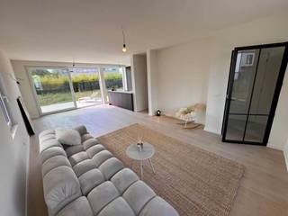 Deze woning van 185 m² werd met natuurlijke materialen (parket en natuursteen) afgewerkt. Het is op het gelijkvloers verdiep ingedeeld als volgt:...