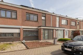 <p>Goed onderhouden woning die in 2021 volledig werd opgefrist en geniet van een prachtig uitzicht op het groen.</p>
<p>Op het gelijkvloers bevindt zich de inkomhal met apart toilet, een gezellige leefruimte en een ruime eetkamer met open keuken (opgefrist in 2021), die toegang biedt tot de lichtrijke veranda en het terras.</p>
<p>Op de eerste verdieping vindt u drie slaapkamers en de badkamer, die eveneens in 2021 werd opgefrist. De woning beschikt bovendien over een aangename tuin met tuinhuis en een uitweg achteraan, wat bijzonder handig is voor fietsen.</p>
<p>Dankzij de uitstekende ligging bevinden belangrijke invalswegen zich vlakbij en bereikt u winkels, restaurants, scholen en het natuurgebied Blaasveldbroek op wandelafstand.</p>
<p>Verder is er ook een praktische kelder aanwezig. Kortom, de ideale gezinswoning.</p>
<p>Meer informatie en documenten zijn beschikbaar via www.malines-group.be</p>