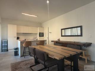 Gloednieuw BEN-appartement met 1 slaapkamer en parking in centrum Herenthout! <br /><br />Bent u op zoek naar een recent BEN-appartement op een toplocatie te Herenthout? <br /><br />Het appartement is gelegen op een toplocatie midden in het centrum van Herenthout, nabij allerlei voorzieningen als winkels, horeca en openbaar vervoer. Het appartement is gelegen op de eerste verdieping en is bereikbaar met lift. <br /><br />Het appartement beschikt over een ruime leefruimte van 42 m² met een volledig geïnstalleerde open keuken. Dankzij de grote raampartijen geniet deze ruimte van veel natuurlijk daglicht. Vanuit hier bereikt u het eerste terras van ongeveer 13 m² en heeft een noordwestelijke oriëntatie. <br /><br />Verder beschikt het appartement over een ruime inkomhal met apart gastentoilet, een ruime slaapkamer met een tweede terras en een ensuite badkamer (voorzien van douche en lavabo). <br /><br />Bij het appartement hoort er ook nog een heel ruime ondergrondse autostaanplaats en een kleine kelderberging. Ook is er nog een gemeenschappelijke ruimte voor fietsen en vuilnisbakken. <br /><br />Het appartement beschikt over een E-peil 14 & 24 kWh/m² (Label A)! De verwarming gebeurt via elektrische warmtepomp en vloerverwarming wat zorgt voor een laag energieverbruik. <br /><br />De huurprijs bedraagt 980 euro/maand en de gemeenschappelijke kosten bedragen 95 euro/maand. <br /><br />Het appartement is beschikbaar vanaf 01/01/2027! <br /><br />Hebt u interesse in dit prachtig BEN-appartement te Herenthout? <br />Contacteer ons via info@debaco.be of bel ons op 014/73.77.77 voor een bezoek ter plaatse!