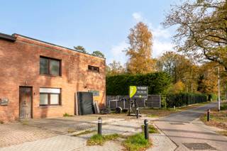 Deze gezinswoning is gelegen in een zeer rustige straat op een toplocatie, nabij het centrum van Nijlen, station, scholen, winkels, horeca, openbaar vervoer, .... . De woning biedt een vlotte verbinding naar de E313 en de omliggende gemeentes.<br /><br />Via een inkomhal betreed je de ruime woonkamer. De open keuken is voorzien van een gaskookplaat, dubbele spoelbak, dampkap, vaatwasser en koelkast. Achter de keuken is er een lichtrijke veranda. Verder is er een ruime technische berging/wasplaats met toilet.<br /><br />Op de eerste verdieping bevinden er zich 2 ruime slaapkamers, een doorloopkamer (mogelijkheid tot 3de slaapkamer) en een ruime badkamer met ligbad, douche, toilet en een badkamermeubel met dubbele lavabo.<br /><br />Koele berging vind je in de kelder.<br /><br />Achteraan de woning geniet je van een ruime volledig omheinde tuin. Er is parkeergelegenheid vooraan de woning, en er is tevens een ruime dubbele garage achteraan de tuin. Deze garage is bereikbaar via de servitudeweg (gelegen op het perceel) rechts naast de woning.<br /><br />Er zijn 18 zonnepanelen aanwezig. Geen renovatieverplichting (EPC label D).