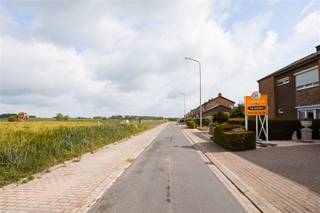 Uiterst rustig gelegen gezinswoning met tuin grenzend aan stiltegebied, doch op wandelafstand van centrum Galmaarden. EPC C !!! Deze gerenoveerde woning bestaat uit een inkomhal met gastentoilet, living / eetplaats met nieuwe ingerichte open keuken met eiland en inpandige garage/ berging. Het verdiep herbergt 2 slaapkamers en bureau (of 3de slaapkamer) en nieuwe luxe badkamer met inloopdouche en bad. Apart toilet op verdiep. EPC 236 C, elektriciteit conform tot 2046. asbestattest (alle asbest is reeds verwijderd behalve roofing) Een buitenkans! Te bezoeken