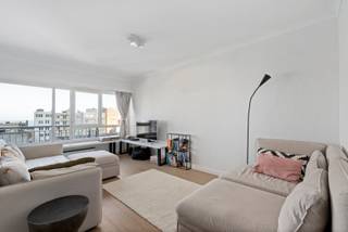 <p>Te koop: twee slaapkamer appartement in het centrum van Oostende, met prachtig zeezicht en panoramisch uitzicht over de stad.</p>

<p> </p>

<p>Dit appartement ligt op een toplocatie in de Europacentrum, op wandelafstand van zee, park en treinstation. Dankzij het open zicht en de twee terrassen geniet u de hele dag door van licht en ruimte. Het panoramisch uitzicht over de stad maakt elke dag bijzonder, terwijl de ligging in een toeristische zone en nabij openbaar vervoer zorgt voor optimaal gemak.</p>

<p> </p>

<p>Belangrijkste ruimtes:<br />• Woonkamer met grote ramen en toegang tot terras<br />• Volledig uitgeruste keuken<br />• Twee slaapkamers<br />• Badkamer met inloopdouche<br />• Berging met aansluiting voor wasmachine en technische ruimte<br />• Twee terrassen (noord-west en zuid-oost georiënteerd)<br />• Inkomhal en apart toilet</p>

<p> </p>

<p>Troeven:<br />• Open zicht en veel lichtinval<br />• Panoramisch uitzicht over de stad<br />• Twee terrassen met verschillende oriëntaties</p>

<p> </p>

<p>Meer info of een bezoek plannen? Contacteer Charlotte via 059 77 00 90 of charlotte@eraservimo.be.</p>