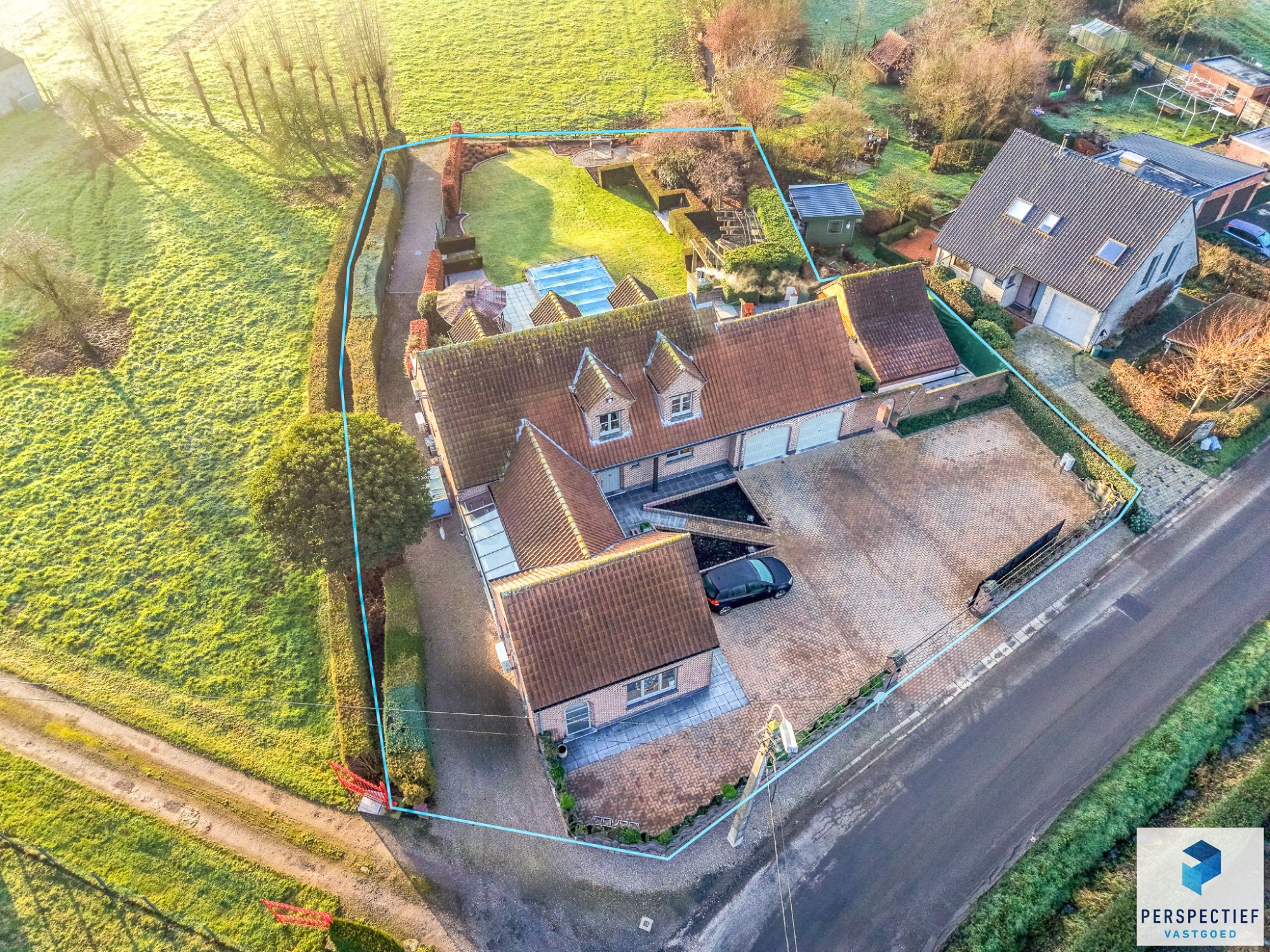 Landelijk gelegen villa met handelsruimte en buitenzwembad op 1370 m² - foto 5