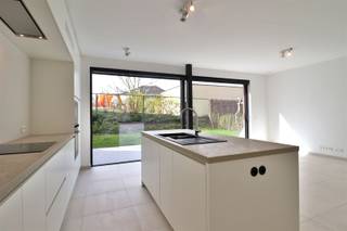 Rustig, centraal gelegen nieuwbouwwoning Ontdek deze fijne halfopen woning ingedeeld met een inkom met apart gastentoilet en de technische +...