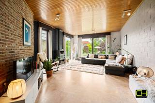 Deze ruime woning met bijzondere architecturale uitstraling bevindt zich in een rustige doodlopende straat nabij het centrum van Waarschoot. Op het einde van de straat bevindt zich het Merelpark, wat zorgt voor een aangename en groene woonomgeving. Winkels, scholen, openbaar vervoer en belangrijke invalswegen bevinden zich bovendien in de nabije omgeving.<br /> <br />De woning beschikt over een bewoonbare oppervlakte van 231 m² en is gelegen op een perceel van 382 m². Dankzij de grote raampartijen, de open leefruimtes en de hoge plafonds geniet de woning van bijzonder veel natuurlijke lichtinval en een aangenaam ruimtegevoel.<br /> <br />De indeling van de woning ziet er op het gelijkvloers als volgt uit: een ruime inkomhal voorzien van praktische kastruimte, een bezoekerstoilet, een lichtrijke leefruimte met houtkachel en zicht op de aangelegde tuin, een ruime eetplaats, ingerichte keuken en een functionele garage met extra bergruimte.<br /> <br />Op de eerste verdieping bevinden zich drie volwaardige slaapkamers, een afzonderlijk toilet en een vernieuwde badkamer voorzien van inloopdouche en dubbele wastafel. Zowel aan de badkamer als aan één van de slaapkamers bevindt zich een balkon, wat zorgt voor extra lichtinval en een aangenaam contact met de buitenomgeving. Daarnaast beschikt de woning nog over een praktische zolderruimte<br /> <br />Aanpalend aan de leefruimte en keuken bevindt zich een ruim overdekt terras met aangelegde en afgesloten tuin waar het in alle rust aangenaam vertoeven is.<br /> <br />Daarnaast werd het dak recent vernieuwd, wat een belangrijke meerwaarde biedt naar comfort en toekomstgericht onderhoud.<br /> <br />Bezoekdag: vrijdag 5 juni van 16u00 tot 18u00, mits het maken van een afspraak via 09 395 05 40 of verkoop@concept-home.be.<br /><br />Wenst u zeker te zijn van een beschikbare plaats? Maak snel uw afspraak online via www.concept-home.be