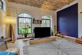 Vrij recent gerenoveerde, luxueuze doorleefwoning met parktuin. De L-vormige woning biedt bijzonder smaakvol ingerichte en perfect afgewerkte...