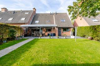 <p>Bent u op zoek naar een verzorgde gezinswoning met een gunstig EPC, zonnepanelen en een praktische indeling? Dan is deze woning uit 1987 aan de August De Batslaan 7 in Temse zeker een bezoek waard.</p>
<p>Via de inkomhal met gastentoilet komt u op het gelijkvloers terecht. Hier bevinden zich een ruime leefruimte en een <strong>afzonderlijke keuken</strong>, die voorzien is van de nodige functionaliteiten. Daarnaast beschikt de woning over een <strong>inpandige garage</strong>, wat zorgt voor extra comfort en praktische bergruimte.</p>
<p>Op de eerste verdieping bevinden zich <strong>drie volwaardige slaapkamers</strong> en een <strong>vierde, kleinere kamer</strong>. Deze extra ruimte is ideaal als bureau, dressing, hobbykamer of bergruimte. Verder is er een <strong>ruime badkamer</strong> aanwezig.</p>
<p>Via een zolderluik is er toegang tot de zolder, die bijkomende opbergruimte biedt.</p>
<p>Ook op energetisch vlak heeft deze woning heel wat troeven. De woning beschikt over een <strong>EPC-label B</strong> en is uitgerust met <strong>zonnepanelen</strong>. Bovendien geniet u nog gedurende <strong>5 jaar van groene stroomcertificaten ter waarde van €330 per 1.000 kWh</strong>, wat een mooie financiële meerwaarde vormt.</p>
<p>De woning is daarnaast <strong>asbestvrij</strong> en beschikt over een <strong>conforme elektrische installatie</strong>.</p>
<p>Een interessante gezinswoning die energiezuinigheid combineert met een praktische indeling en tal van extra troeven. <strong>Contacteer ERA voor meer informatie of plan vandaag nog uw bezoek!</strong></p>