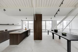 <p><span>Iconische loft aan het begeerde Eilandje.</span></p><p><span> </span></p><p><span>Wonen met karakter in een industriële setting op een toplocatie. </span></p><p><span> </span></p><p><span>Welkom in deze uitzonderlijke, volledig gerenoveerde loft van ca. 278 m², waar ruimte, design en hedendaags comfort centraal staan. Een plek waar elke vierkante meter niet alleen nuttig is, maar ook sfeervol en authenticiteit uitstraalt.</span></p><p><span> </span></p><p><span>Denk aan hoge plafonds, grote raampartijen en natuurlijke materialen.</span></p><p><span> </span></p><p><span>Hier leef je op het bruisende Eilandje, om de hoek van het Willemdok en de Napoleonkaai. Hier ben je omgeven door architectuur, gastronomie, de gezelligste terrassen en wandel je zo de stad in.</span></p><p><span> </span></p><p><span> </span></p><p><span>Waarom je hier wil wonen</span></p><p><span>- Iconische loftsfeer met industriële accenten en veel licht</span></p><p><span>- Ruim terras met veel privacy en namiddag/avondzon</span></p><p><span>- Masterbedroom met ensuite badkamer en dressing</span></p><p><span>- 3 ruime gastenkamers met 2</span><span><sup>de</sup></span><span> badkamer</span></p><p><span>- Mogelijkheid tot aankoop autostaanplaats (€ 45.000)</span></p><p><span> </span></p><p><span> </span></p><p><span>De loft ligt op de hoogste verdieping van een oud pakhuis. Er is een royale leefruimte met trap naar de open leefkeuken. Het kloppend hart van de loft. Open, luchtig, licht en met toegang naar het terras.</span></p><p><span> </span></p><p><span>De op maat gemaakte keuken werd voorzien van alle toestellen en werd met mooie materialen afgewerkt. De betonvloeren sluiten perfect aan bij het industriële karakter van de loft en de natuurlijke materialen in de keuken.</span></p><p><span> </span></p><p><span>Er is een ruime masterbedroom met een ensuite badkamer én aansluitend een dressing voor al jullie (haar) kleren.</span></p><p><span> </span></p><p><span>De 3 gastenkamers delen een 2</span><span><sup>de</sup></span><span> badkamer. Wat heb je nog meer nodig? Speelkamer of hobbykamer? De polyvalente ruimte is perfect als speelruimte, tv-kamer of home office. Heerlijke plek om te onthaasten van de stad.</span></p><p><span> </span></p><p><span>Dit is niet zo maar een appartement. Dit is een echte lofte mét karakter en een zee van ruimte.</span></p><p><span> </span></p><p><span>Plan je bezoek via <span>www.sinjoor.be</span></span><span> of bel ons voor meer informatie 03 283 05 00.</span></p><p><span> </span></p>