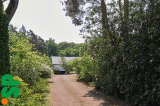 Verscholen in een uitzonderlijk groen en bosrijk decor ontvouwt deze karaktervolle villa van architect Bob Carpentier zich als een...