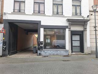Knusse handelsruimte van 50m² in centrum Turnhout. Onmiddellijk beschikbaar! EPC-label: C.Ligging: pal in het centrum van Turnhout, op 100m van de...
