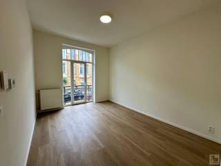 <strong>PLAN UW BEZOEK VIA ONZE WEBSITE: www.immoboss.be</strong><br /><br />Deze centraal gelegen studio (30 m<sup>2</sup>) bevindt zich op de eerste verdieping van een kleinschalige residentie en werd volledig gerenoveerd.<br />Indeling: leef-en woonruimte, ingerichte keuken, badkamer met douche en lavabo en apart toilet.<br /><br />Huurprijs: € 625/ maand + € 25 gemeenschappelijke kosten<br />Onmiddellijk beschikbaar<br />Domicilie verplicht - verhuur aan studenten is niet mogelijk <br />EPC: C-label (231 kWh/m<sup>2</sup> jaar)<br /><br /><strong>PLAN UW BEZOEK VIA ONZE WEBSITE: www.immoboss.be</strong>