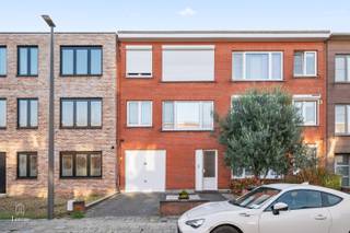 Dit appartement op de eerste verdieping is gelegen in Deurne en beschikt over een praktische indeling en een aangename leefruimte. <br /><br />Bij het binnenkomen kom je in de inkomhal, die toegang geeft tot verschillende ruimtes van het appartement. De leefruimte bestaat uit een gezellige living met eethoek en een open keuken, waardoor alles mooi in elkaar overvloeit. in de hal bevindt zich bovendien een apart toilet. <br /><br />Het appartement beschikt over twee slaapkamers en een recent gerenoveerde badkamer. Achteraan, aansluitend aan de slaapkamers, bevindt zich een volledig overdekt terras waar je in alle rust van de buitenlucht kunt genieten. <br /><br />Ook aan comfort werd gedacht, het appartement is voorzien van rolluiken aan alle ramen. Aan de voorzijde zijn deze elektrisch bedienbaar, de rolluiken aan de achterzijde zijn manueel. Er is een mogelijkheid om de garagebox verder te huren van de eigenaars, aan het gebouw is er geen garagebox beschikbaar. <br /><br />Kosten: <br />- Maandelijks vaste kosten: 50 euro<br />- Water: jaarlijks 200 euro per persoon, aangezien het gebouw beschikt over één gezamenlijke watermeter. <br />- Parkeren kan makkelijk in de straat en omliggende straten met bewonerskaart.<br />- Verder huren van garage box mogelijk.<br /><br />Ben je op zoek naar een praktisch ingedeeld appartement met twee slaapkamers en een overdekt terras in Deurne? Dan is dit appartement zeker een bezoek waard! <br /><br />Interesse? info@lotemvastgoed.be | 0475 52 00 14<br />Ook uw woning verkopen? info@lotemvastgoed.be<br /><br /> 