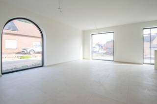<h1><span>Gelijkvloers nieuwbouwappartement met tuin en twee slaapkamers in Stekene</span></h1><p><span>Dit prachtige gelijkvloerse nieuwbouwappartement is gelegen op een uitstekende locatie in Stekene. </span></p><p><span>Dankzij de hoge afwerkingsgraad, energiezuinigheid en grote hoeveelheid natuurlijke lichtinval biedt dit appartement een aangenaam en comfortabel woongevoel.</span></p><p><span>Een ideale woonst voor wie op zoek is naar een moderne, energiezuinige en comfortabele woning met tuin, op een gunstige locatie in Stekene.</span></p><p><span> </span></p><p><span>INDELING</span></p><p><span>Inkomhal.</span></p><p><span>Apart toilet.</span></p><p><span>Lichtrijke woonkamer met open keuken.</span></p><p><span>Twee slaapkamers ( 12m² en 11m²).</span></p><p><span>Badkamer met douche dubbele wastafel.</span></p><p><span>Berging. ( 5m</span><span><sup>2</sup></span><span>)</span></p><p><span>Tuin.</span></p><p><span> </span></p><p><span>EXTRA</span></p><p><span>Vloerverwarming op warmtepomp.</span></p><p><span>BEN appartement.</span></p><p><span>Kwalitatief afgewerkt.</span></p><p><span>Parkeerplaats.</span></p><p><span>Fietsenberging.</span></p><p><span>Lichtinval is een grote troef.</span></p><p><span>3 maanden huurwaarborg. </span></p><p><span>01/11/2026 beschikbaar.</span></p><p><span>Geen gemeenschappelijke kosten.</span></p><p><span> </span></p><p><span>Een bijkomende troef is dat dit appartement eventueel gecombineerd kan worden met het duplexappartement, waardoor het eveneens geschikt is als kangoeroewoning.</span></p>