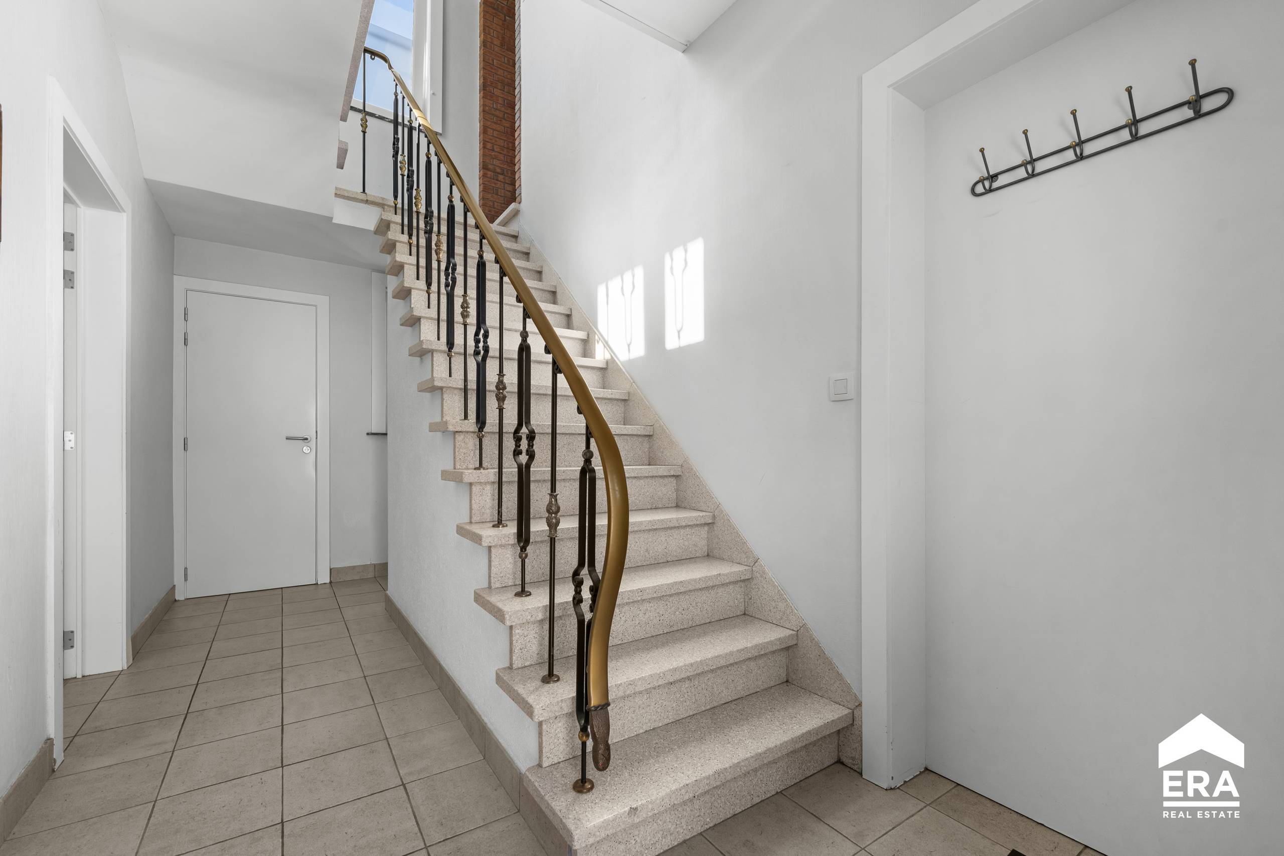 Ruime woonst met handelsruimte, atelier en garage - foto 5