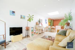 In deze gezellige straat vinden we deze verrassende, ruime en zorgvuldig onderhouden woning met een opp. van 157m² terug. De woning werd tussen 2017 en 2020 grondig vernieuwd en combineert hedendaags comfort met een warme, persoonlijke uitstraling.<br /><br />Op het gelijkvloers vormt de lichtrijke leefruimte met dakkoepel en groot schuifraam naar de tuin het hart van de woning. De kleurrijke en praktische keuken (2022) is een echte blikvanger en biedt veel opbergruimte, een keukeneiland met koperen spoelbak en alle hedendaagse comfort. De zonnige stadstuin van ca. 30 m² beschikt over een regenwaterput van 3000 liter en geniet van zon van laat in de voormiddag tot de vroege avond.<br /><br />De woning telt 4 slaapkamers, verspreid over de 3 verdiepingen, waardoor ze perfect geschikt is voor gezinnen, thuiswerkers of wie extra hobby- en logeerruimte wenst. Daarnaast zijn er praktische bergruimtes, een functionele technische ruimte en een badkamer met bad en douche.<br /><br />Ook op energetisch vlak scoort deze woning uitstekend dankzij zonnecollectoren, een zonneboiler en 4 zonnepanelen. Het EPC bedraagt 120 kWh/m² jaar, waarbij de zonnepanelen nog niet zijn meegerekend.<br /><br />De ligging is een absolute troef. Winkels, supermarkten, scholen, kinderopvang, een wijkgezondheidscentrum, speeltuinen en sportfaciliteiten nabij. Bovendien bevindt u zich op wandelafstand van hippe horeca, culturele hotspots en op slechts 5 minuten fietsen van de Gentse binnenstad.