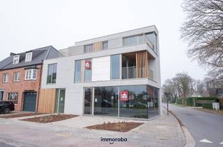 Het vroegere café 't Park maakt plaats voor de gelijknamige kleinschalige residentie met een prachtige casco handelsruimte. <br /><br />Wenst u zichtbaarheid?!!<br />De Rijksweg is de commerciële slagader van Wielsbeke waar menige handelszaak groeit en bloeit.<br />De handelsruimte kan ingedeeld worden in verschillende ruimtes, alles naar wens van de koper.<br />Ook vrijeberoepers kunnen hier perfect hun praktijk uitbouwen.<br /><br />De mooie etalage staat garant voor zichtbaarheid. Het volledige geïsoleerde gebouw is voorzien van zonnepanelen, ideaal om het pand te verwarmen met een warmtepomp met vloerverwarming. Alu-schrijnwerk met superisolerende beglazing.<br />Een uniek pand en de ideale kans om bij dit energiezuinige pand 4 parkeerplaatsen bij te voegen.<br />Zowel Kortrijk, Waregem als Tielt zijn zeer bereikbaar via de belangrijke invalswegen.<br /><br />Vraag alle info, lastenboek, plannen en een eventueel bezoek aan via kristoff@immoroba.be